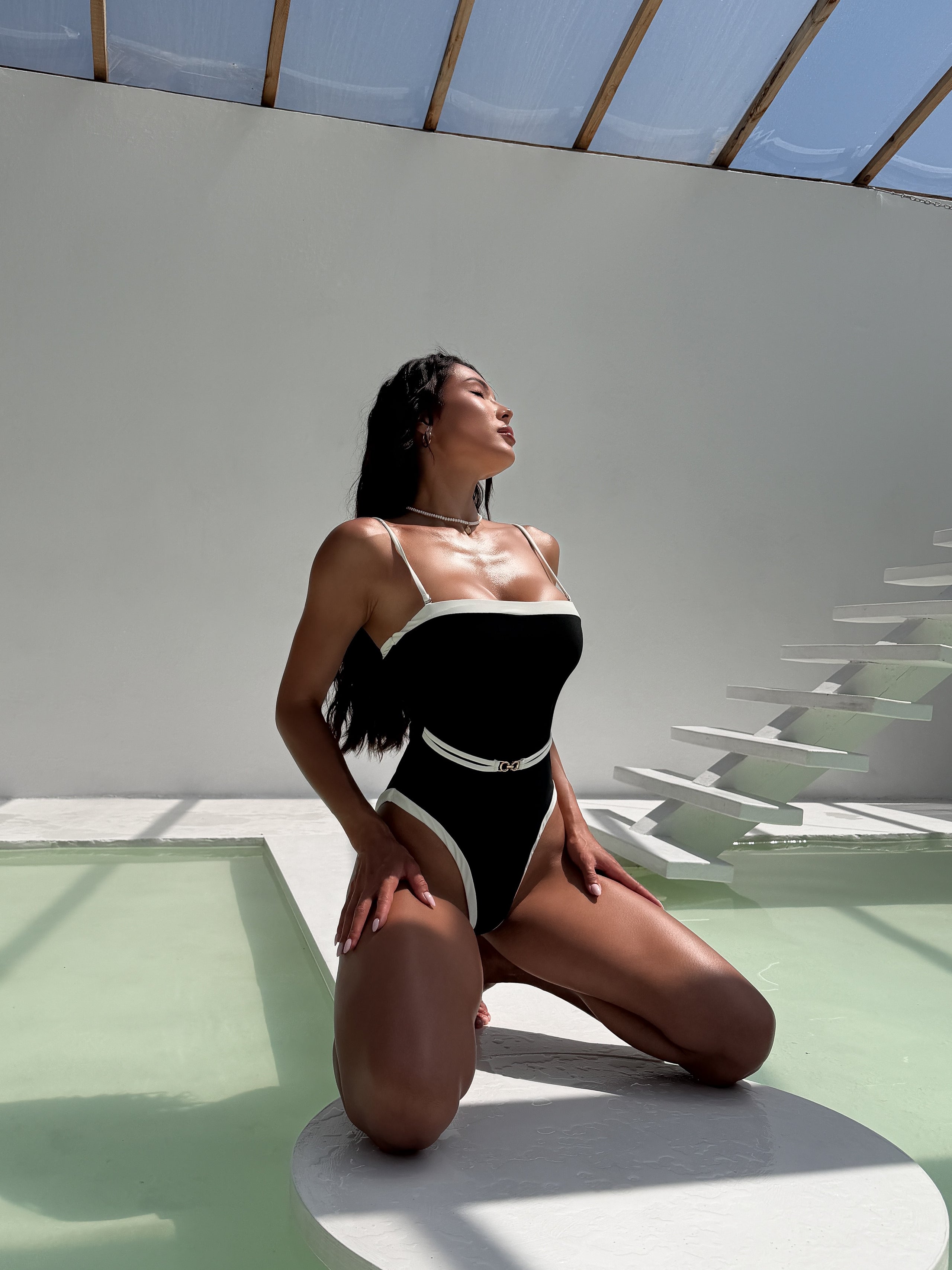 Elegant Contrast swimsuit 🤍