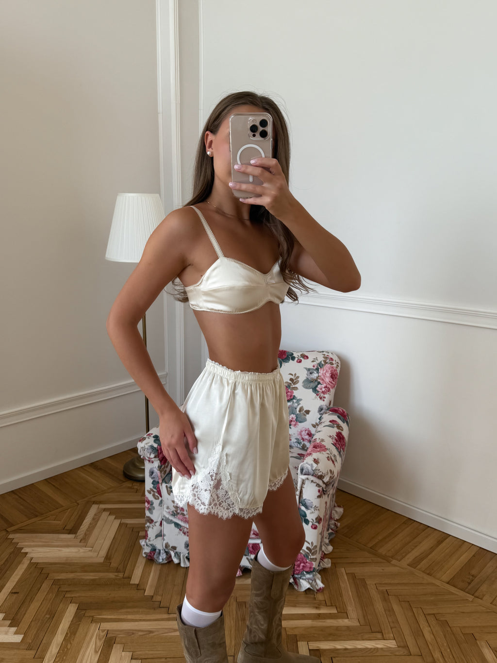 Lunelle in White